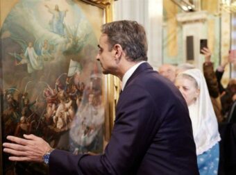 Κυριάκος Μητσοτάκης: Το viral στιγμιότυπο με το προσκύνημα στον πίνακα του Βρυζάκη προκαλεί γέλιο!
