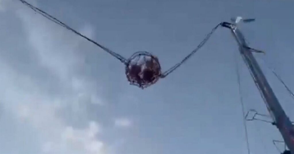 Σοκ σε λούνα παρκ: Σπάσιμο ιμάντα παιχνιδιού προκαλεί τραυματισμούς τεσσάρων ατόμων (δείτε το βίντεο)