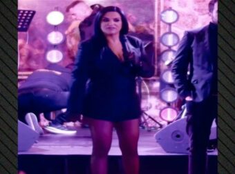 Η Δήμητρα Κατσαφάδου μαγνητίζει τα βλέμματα με βίντεο από εταιρικό meeting, κλέβοντας την παράσταση με τα καλλίγραμμα πόδια της.