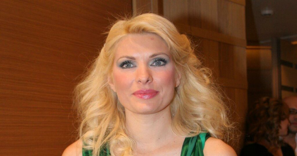 Σκηνικά από το παρελθόν: Ποια γνωστή τραγουδίστρια “στόλισε” την Ελένη Μενεγάκη live και χωρίς αναστολές;