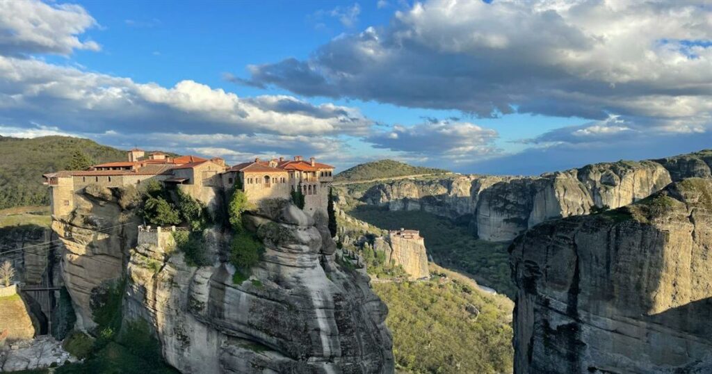 Μυστήριο στα Μετέωρα: Γυναίκα βρίσκει τραγικό τέλος πέφτοντας από βράχο μονής – Αυτοκτονία ή ατύχημα;