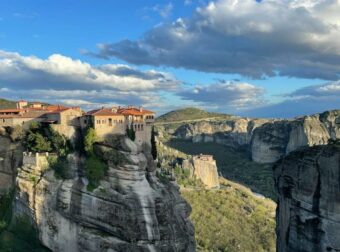 Μυστήριο στα Μετέωρα: Γυναίκα βρίσκει τραγικό τέλος πέφτοντας από βράχο μονής – Αυτοκτονία ή ατύχημα;