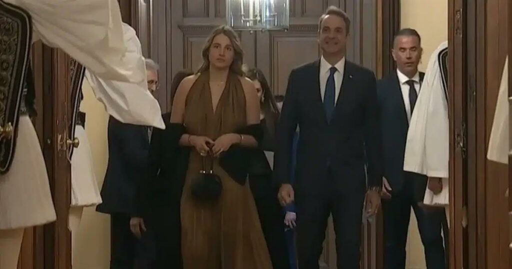 Ο πρωθυπουργός Κυριάκος Μητσοτάκης εμφανίζεται στο Προεδρικό Μέγαρο μαζί με την κόρη του Δάφνη: Μία οικογενειακή στιγμή στο κέντρο της πολιτικής σκηνής.