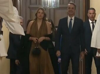 Ο πρωθυπουργός Κυριάκος Μητσοτάκης εμφανίζεται στο Προεδρικό Μέγαρο μαζί με την κόρη του Δάφνη: Μία οικογενειακή στιγμή στο κέντρο της πολιτικής σκηνής.