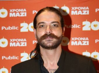 Δείτε πώς ο Μουγκοπέτρος μετατρέπει την πρόκληση σε έμπνευση: Παίζει κλαρίνο με τραυματισμένο χέρι και στέλνει δυνατό μήνυμα (Βίντεο).