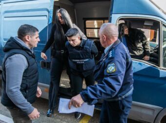 Ο Μουρτζούκος ενώπιον της ανακρίτριας Αμαλιάδας: Η γενναία του δήλωση στις κάμερες (Βίντεο).