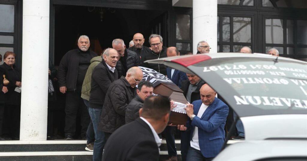 Δραματικές στιγμές στην κηδεία του Μπορμπόκη: Αβάσταχτος πόνος για τον αδερφό του – Συγκλονιστικές εικόνες