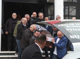 Δραματικές στιγμές στην κηδεία του Μπορμπόκη: Αβάσταχτος πόνος για τον αδερφό του – Συγκλονιστικές εικόνες