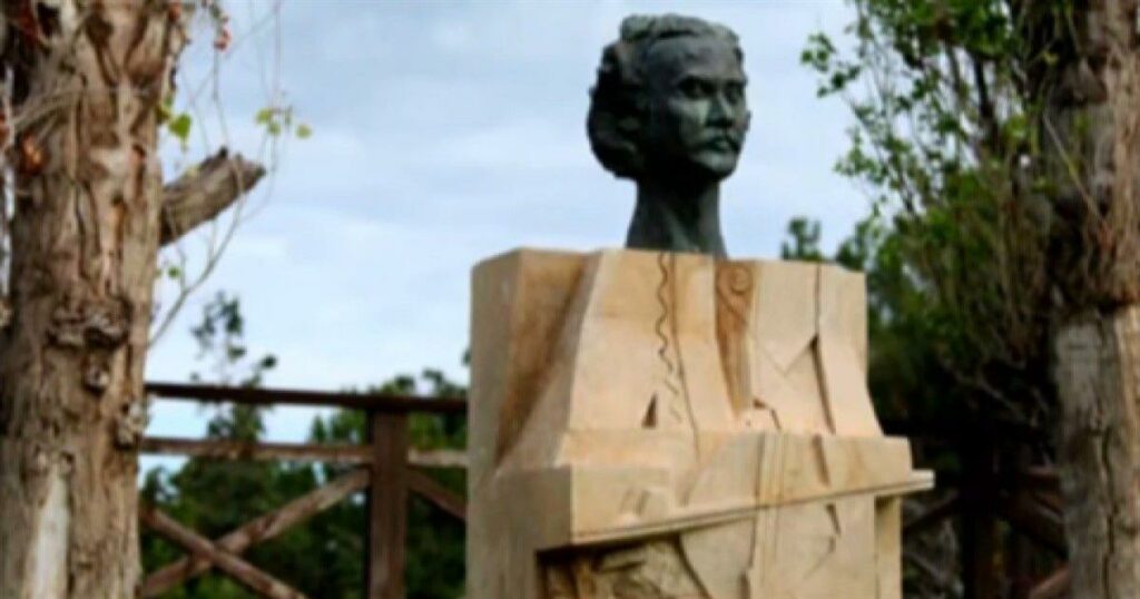 Σοκ στην Κρήτη: Καταστροφή στην προτομή του Νίκου Ξυλούρη – Δείτε τις συγκλονιστικές εικόνες.