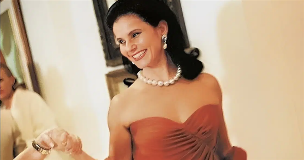 Η «Ωνάσης του Ωραίου Φύλου»: Η Θεσσαλονικιά που κατέκτησε τον κόσμο με περιουσία άνω των 27 δισ. δολαρίων, αναδεικνύοντάς της στην πλουσιότερη Ελληνίδα.