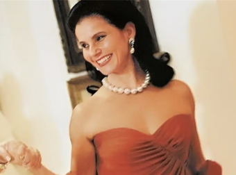 Η «Ωνάσης του Ωραίου Φύλου»: Η Θεσσαλονικιά που κατέκτησε τον κόσμο με περιουσία άνω των 27 δισ. δολαρίων, αναδεικνύοντάς της στην πλουσιότερη Ελληνίδα.