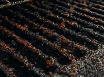 Μυστικό της γιαγιάς: Καθαρίστε την ψησταριά σε 4 λεπτά χωρίς κόπο! Ανακαλύψτε το πανεύκολο κόλπο.