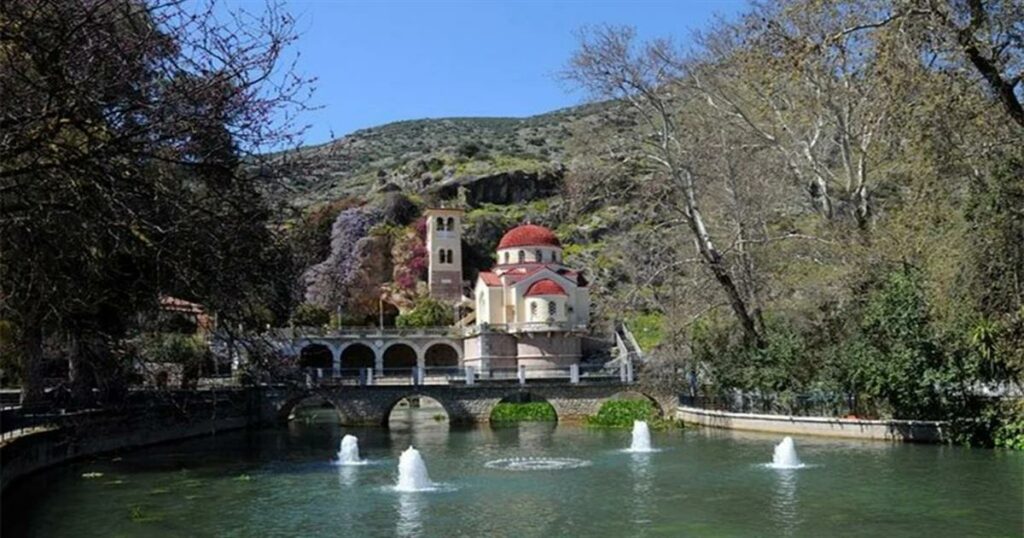 Μυστηριώδης ελληνικός ναός χτισμένος πάνω σε σπηλιά με πηγές να αναβλύζουν από κάτω!