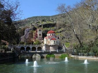 Μυστηριώδης ελληνικός ναός χτισμένος πάνω σε σπηλιά με πηγές να αναβλύζουν από κάτω!