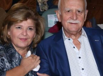 Γιώργος Παπαδάκης: Η συγκινητική πρώτη ονομαστική εορτή χωρίς εκείνον – Η βουβή θλίψη της συζύγου του, Τίνας Παπαδέλη.