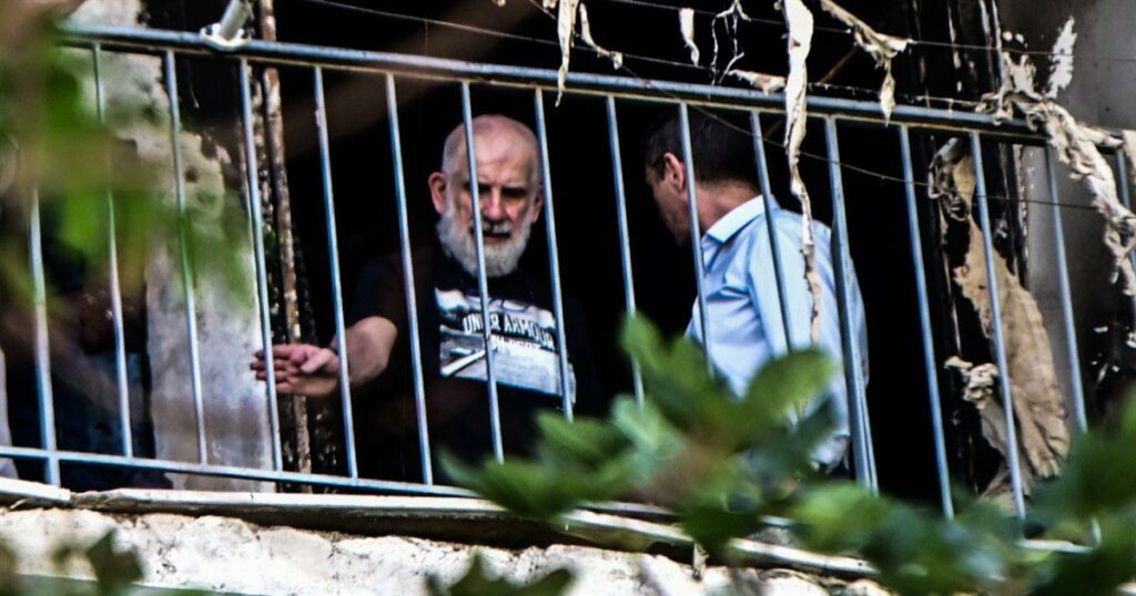 Πέτρος Φιλιππίδης: Ανακαλύψτε πότε θα ξαναπατήσει το πόδι του στο διαμέρισμα που καταστράφηκε. Δείτε το βίντεο!