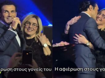 Ο Πέτρος Ιακωβίδης συγκινεί το κοινό, αφιερώνοντας στη μητέρα του το “Σ’αγαπάω όπως είσαι” επί σκηνής.