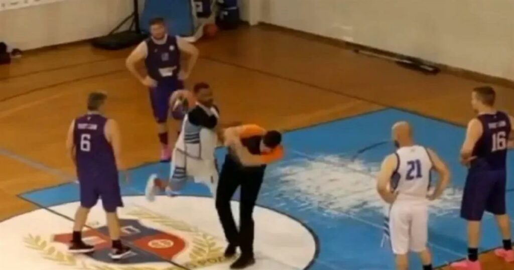 Θυμωμένος παίκτης επιτίθεται σε διαιτητή με μπουνιά και ρίψη μπάλας – Δείτε το απίστευτο βίντεο!