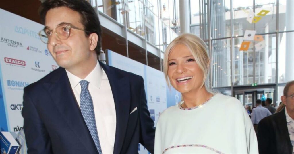 Η Φαίη Σκορδά ακτινοβολεί: Η λαμπερή πρώτη εμφάνιση με τον Αλέξανδρο Αθανασιάδη λίγο προτού ανέβουν τα σκαλιά της εκκλησίας!