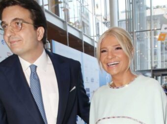 Η Φαίη Σκορδά ακτινοβολεί: Η λαμπερή πρώτη εμφάνιση με τον Αλέξανδρο Αθανασιάδη λίγο προτού ανέβουν τα σκαλιά της εκκλησίας!