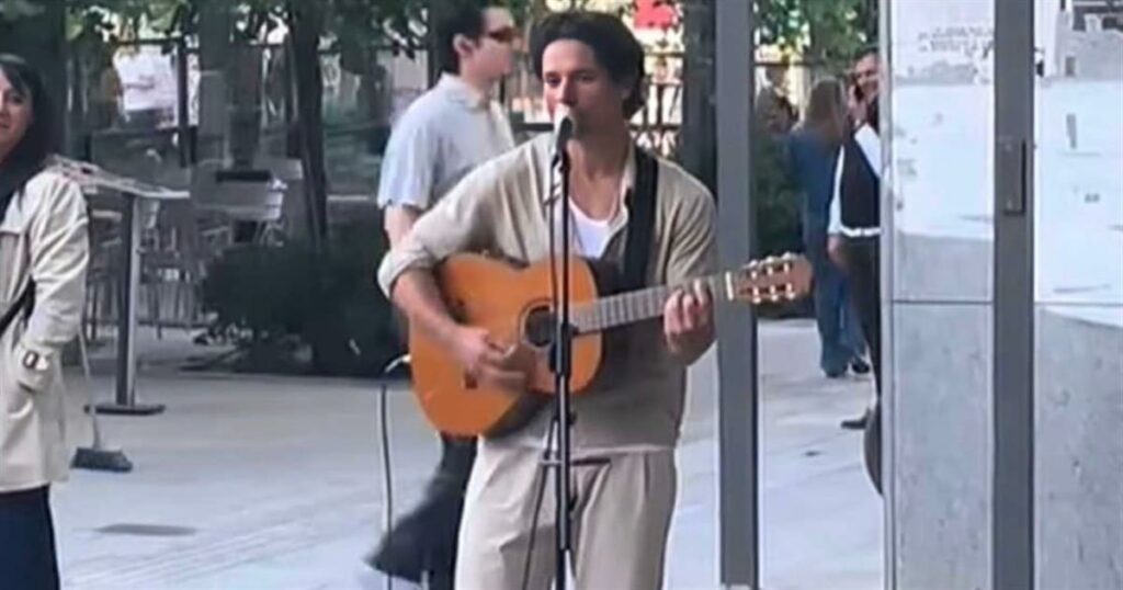 Ο Πάνος Βλάχος μάγεψε το κοινό με την κιθάρα του στην Ερμού, αφήνοντας τους πάντες άφωνους.