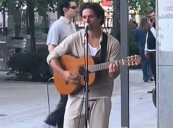 Ο Πάνος Βλάχος μάγεψε το κοινό με την κιθάρα του στην Ερμού, αφήνοντας τους πάντες άφωνους.