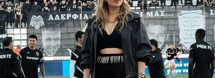 Η γυναίκα που κατέκτησε την κρητική λύρα και σαγήνεψε την εξέδρα του ΟΦΗ.