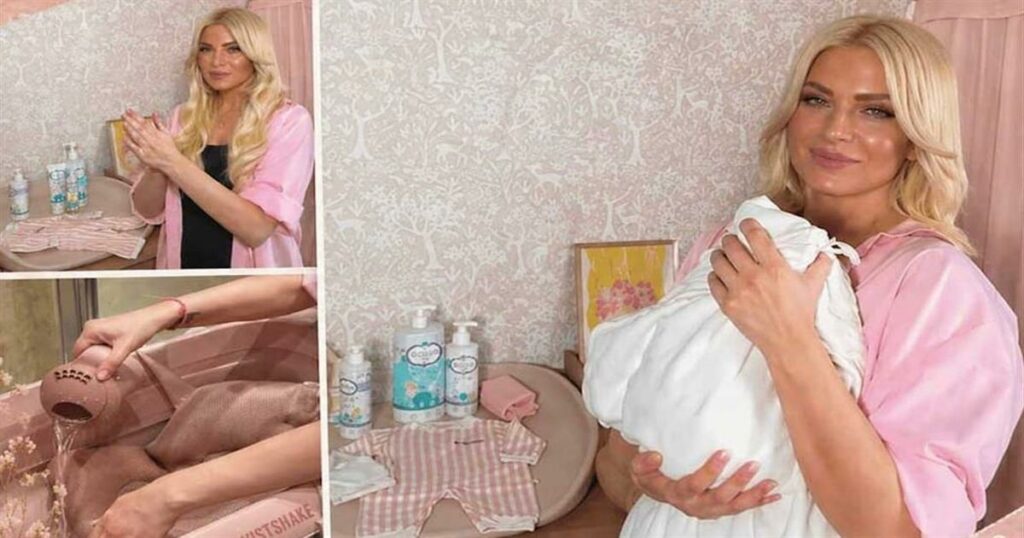 Κατερίνα Καινούργιου: Η συγκινητική στιγμή που κάνει μπάνιο τη μικρή Ξένια – Λαμπερή, αδυνατισμένη και γεμάτη χαρά μητέρα!