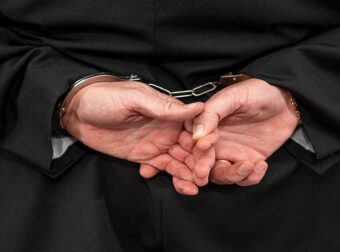 Σύλληψη ιερέα τη νύχτα της Ανάστασης – Η παπαδιά αποκαλύπτει: «Κλέβει αυγά από τις κότες»!