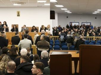 Βελτιώσεις στη Δίκη για τα Τέμπη: Αναβαθμισμένη αίθουσα με 100 επιπλέον θέσεις – Δείτε το βίντεο από τις αλλαγές!