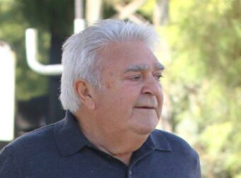 Πασχάλης Τερζής: Η Ζωή στο Ησυχαστήριο του στη Θεσσαλονίκη – Ο Αγαπημένος Τραγουδιστής Καθηλωμένος Στο Σπίτι του.