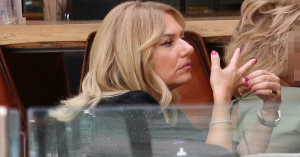 Τίνα Μεσσαροπούλου: Συναισθηματική Κατάρρευση έξω από την Εντατική του Μυλωνάκη – Οι Αντιδράσεις που Συγκλονίζουν.