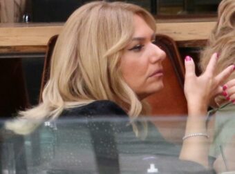 Τίνα Μεσσαροπούλου: Συναισθηματική Κατάρρευση έξω από την Εντατική του Μυλωνάκη – Οι Αντιδράσεις που Συγκλονίζουν.