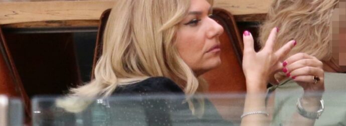 Τίνα Μεσσαροπούλου: Συναισθηματική Κατάρρευση έξω από την Εντατική του Μυλωνάκη – Οι Αντιδράσεις που Συγκλονίζουν.