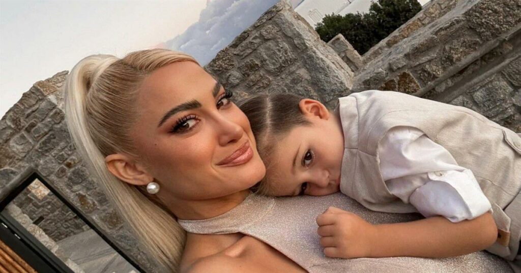 Ο Παρούλης της Τούνη: Ο Άνθρωπος που Έκανε την Ανάσταση Ξεχωριστή Σβήνοντας Λαμπάδες!