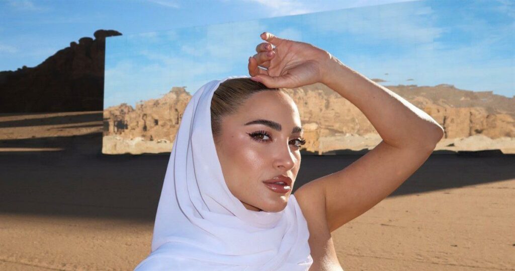 Γνωστή τραγουδίστρια σε περιπέτειες: Γυμνές φωτογραφίες, πρώην σύντροφος και δικαστικές διαμάχες.