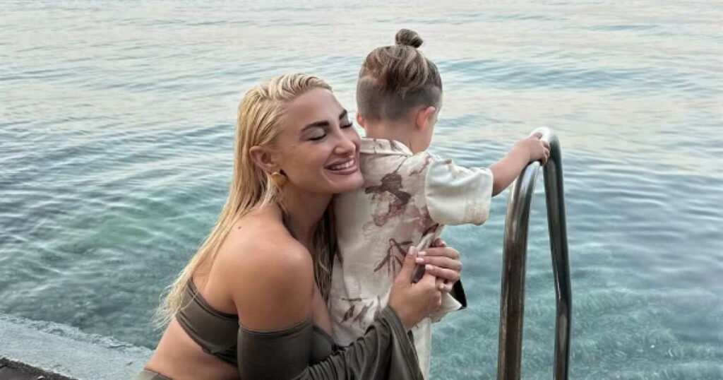 “Απολαυστικά βίντεο: Ο Πάρης κλέβει την παράσταση κάνοντας πιλάτες με την Ιωάννα Τούνη!”