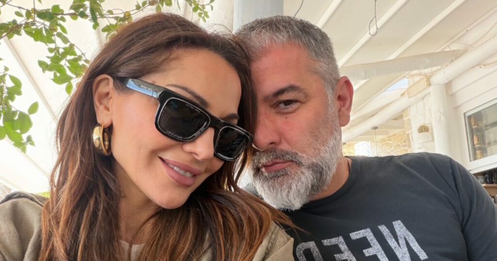 Το πασχαλινό ταξίδι της Δέσποινας Βανδή και του Βασίλη Μπισμπίκη στην Κρήτη: Ξεκούραση και ηλιοθεραπεία στη μαγευτική παραλία.