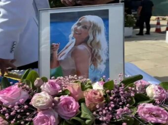 «Καλώς το λουλούδι μου»: Τα σπαρακτικά λόγια της μητέρας της Γωγώς Μαστροκώστα στην κηδεία της στο Ελληνικό