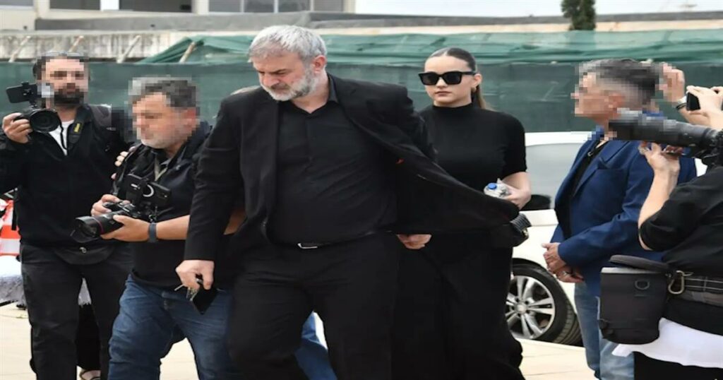 «Όπως ήθελε να μας βλέπει…»: Πιασμένος χέρι-χέρι με την κόρη της Βικτώρια ο Τραϊνός Δέλλας στην κηδεία της Γωγώς Μαστροκώστα