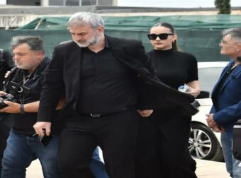 «Όπως ήθελε να μας βλέπει…»: Πιασμένος χέρι-χέρι με την κόρη της Βικτώρια ο Τραϊνός Δέλλας στην κηδεία της Γωγώς Μαστροκώστα