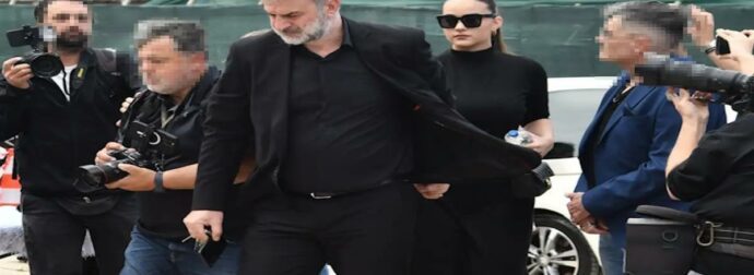 «Όπως ήθελε να μας βλέπει…»: Πιασμένος χέρι-χέρι με την κόρη της Βικτώρια ο Τραϊνός Δέλλας στην κηδεία της Γωγώς Μαστροκώστα