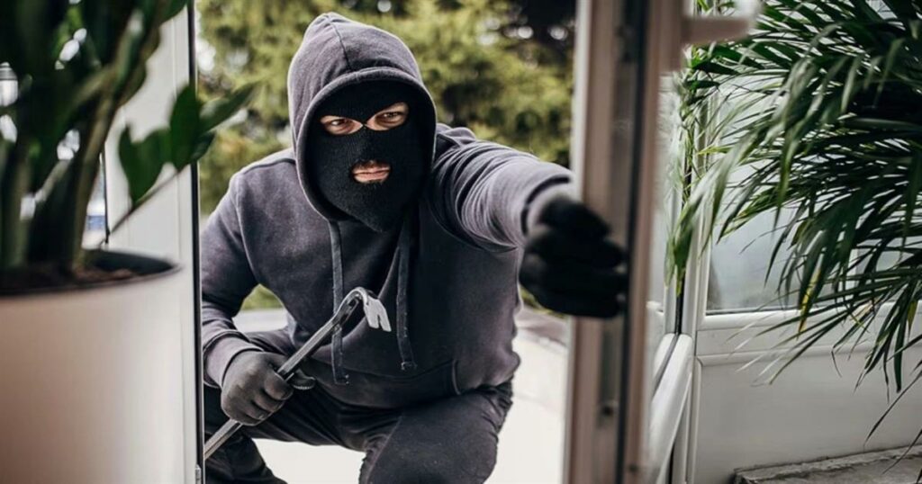 Μην ρισκάρεις τα χρήματά σου και τα κοσμήματά σου: Το πρώτο σημείο που ελέγχουν οι κλέφτες στο σπίτι σου – Δες γιατί!