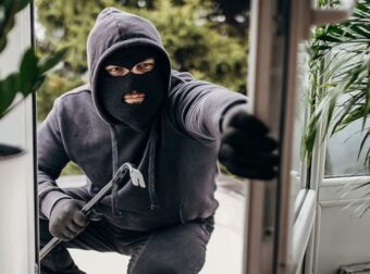 Μην ρισκάρεις τα χρήματά σου και τα κοσμήματά σου: Το πρώτο σημείο που ελέγχουν οι κλέφτες στο σπίτι σου – Δες γιατί!