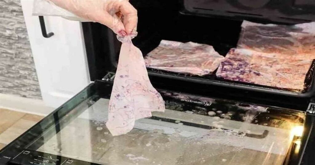 Ανακάλυψε το μυστικό της γιαγιάς για αστραφτερό φούρνο: Εξαφάνισε γλίτσες, λάδια και βρωμιές με μία κίνηση!