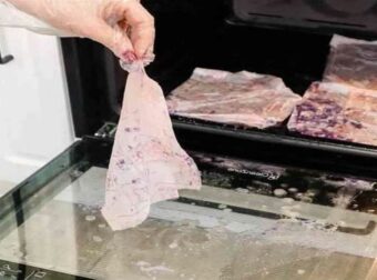 Ανακάλυψε το μυστικό της γιαγιάς για αστραφτερό φούρνο: Εξαφάνισε γλίτσες, λάδια και βρωμιές με μία κίνηση!
