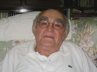 Απεβίωσε στο σπίτι του ο θρυλικός ηθοποιός του ελληνικού σινεμά, αφήνοντας πίσω του μια σπουδαία κληρονομιά.