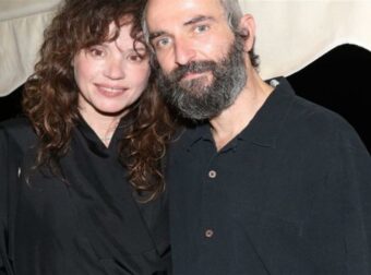Ανατρεπτική εμφάνιση: Δείτε τον Άρη Σερβετάλη με μακρύ μούσι και ράσα μέσα από το Άγιον Όρος!