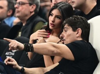 Η Δέσποινα Γιαννακοπούλου έκλεψε τις εντυπώσεις: Εμφανίστηκε σαν μοντέρνα Κοκκινοσκουφίτσα με κόκκινο μίνι φόρεμα και άφησε το κοινό άφωνο με την εμφάνισή της!