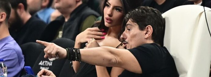 Η Δέσποινα Γιαννακοπούλου έκλεψε τις εντυπώσεις: Εμφανίστηκε σαν μοντέρνα Κοκκινοσκουφίτσα με κόκκινο μίνι φόρεμα και άφησε το κοινό άφωνο με την εμφάνισή της!